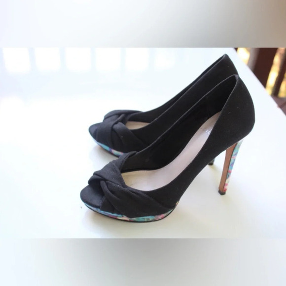 Vince Camuto peep toe pumps - Picture 3 of 11